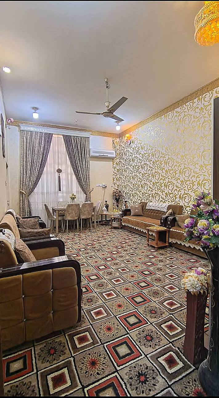 السلام عليكم..
دار للبيع طابو صرف ..
العنوان.. الفرع خلف شارع السعادة مباشرة. 
فرع شيخ عبدالله..
المساحة ٢٠٠ متر مربع..
بناء حديث..
الطابق الأرضي 
إستقبال
صاله
مطبخ مع مخزن 
غرفتين 
مناور عدد ٢ 
صحيات داخليه وخارجيه..
الطابق الثاني..
غرفتين ومخزن وصاله وصحيات 
للإستفسار  الإتصال على الرقم *********** 
صاحب الدار 
حيدر الراضي..
