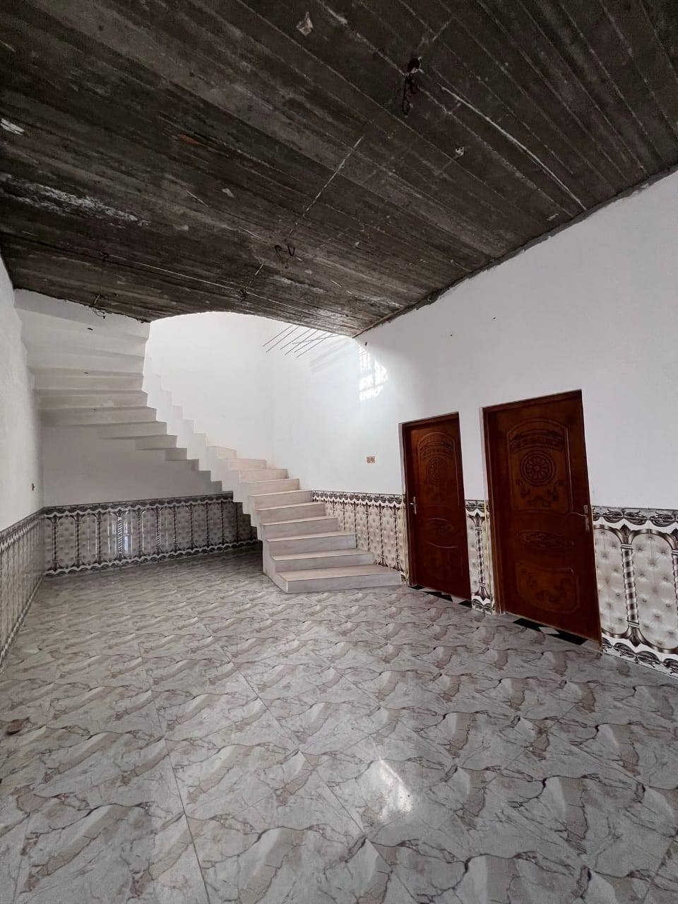 🏡 بيت للبيع – فرصة مميزة بسعر مغري!
📍 الموقع: باب طويل – شارع سيد عوده
🌊 خلف البيت نهر – إطلالة حلوة وهدوء
📐 المساحة الكلية: 550 متر
🏗️ مساحة البناء: 270 متر
🧱 بناء حديث وجاهز للسكن
🛋️ التفاصيل:
• استقبال 4×6
• غرفتين نوم (4×5)
• صالة كبيرة 4×15
• صالة صغيرة 4×6
• مطبخ 4×6
• صحيات
📄 نوع العقار: وقف سني أصولي – مسجل رسمي
💰 السعر: 85 مليون فقط 🔥
🤝 بي مجال للجادين
✨ مساحة كبيرة + موقع هادئ + نهر = فرصة ما تتكرر
📞 للتواصل: ***********
