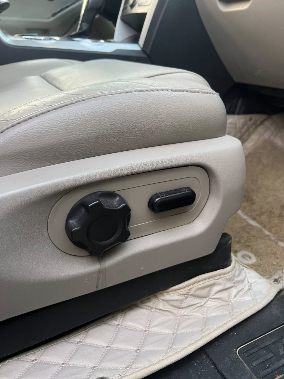 السلام عليكم فورت اكس بلاور 2014
فول كفاله عامه حته من الرصعه كفاله عامه كفاله عامه ماشيه 100 بلاكارتون جلد بنراما كشن كهرباء منضمومه زنون تخم تاير حداديه جاهزه للخير 160 وبيه مجال ***********

رقم كربلاء بسمي شخصيا مكان السياره سماوه 
7 راكب
