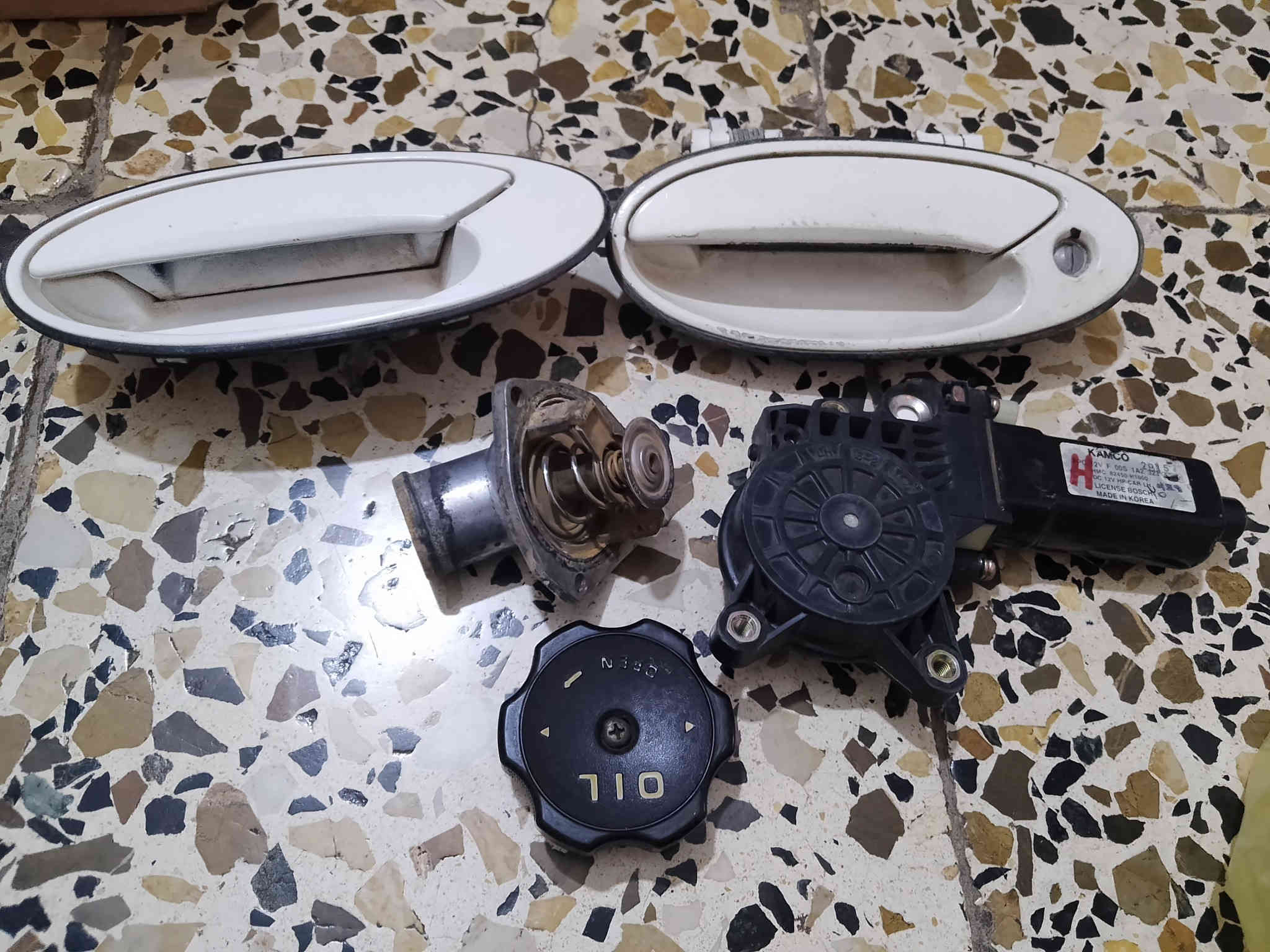 من رخصة مدير الكروب 
غراض بروتون للبيع 
1/تانكي وقود تفصيخ
2/جام بيبان عدد 2 جهة السائق تفصيخ
3/ يدة كير أوتامتكيك مع القامچي تفصيخ
4/اسصطابكصل أمامي كامل مع الفچوچ تفصيخ
5/بريشر جديد كارتون مؤوسسه
6/بگلايت خلفي متحرك تفصيخ 
7/ماطور جام جديد 
8/ يدة باب عدد 2 تفصيخ
9/ ولف حماوه مع الكوع تفصيخ + قبق دهن تفصيخ + قبق وقود 
10/ سكن لايت جهة اليمنى جديد 
ناصرية مركز 
الاستفسار خاص ***********
