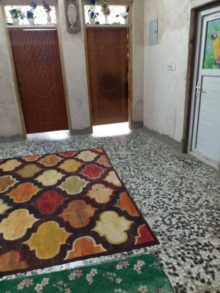 سلام عليكم دار للبيع مساحته 150متر لدار صب كونكريت فوك جوه بناء طابوق  يتكون من غرفتي وصاله براني ومطبخ مكشوفتين مغاسل عدد ثنين بس عوزه بورك ونعله عنوان لبيت ناحية لعباسيه عبر صوب لجسر يم بانزين خانه وشكرا *********** ***********
