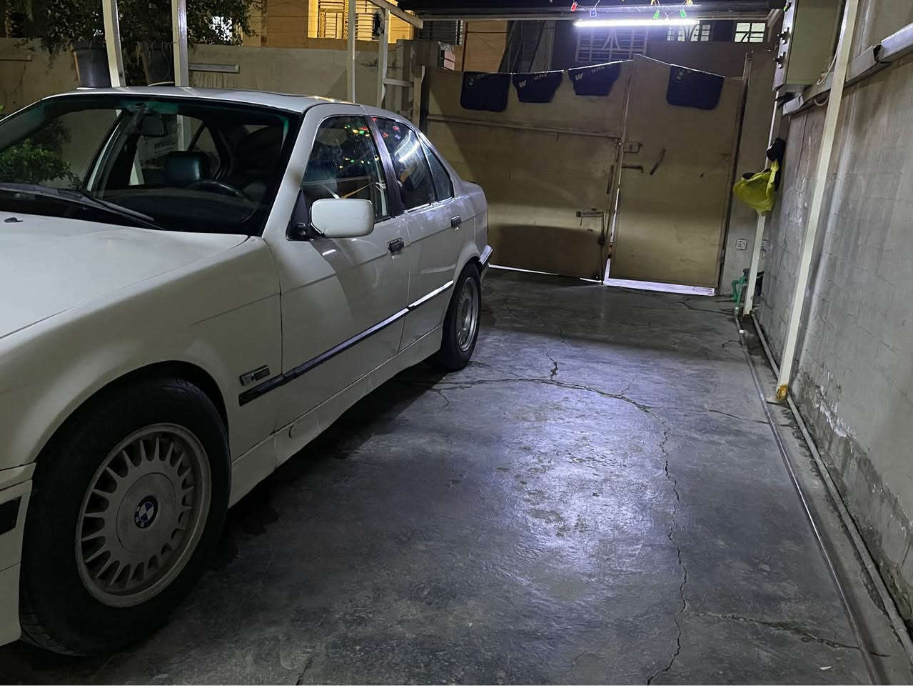 السلام عليكم 
للبيع او المراوس 
محرك 1800 كير اوتو اوربي بدون تبريد 
السيارة جاهزة معمرة جديد 
بيها نواقص كلش بسيطة 
مصبوغة عام جمالية بدون حادث 

السعر 48 وبيها مجال حك الجية 
العنوان بغداد الدورة 
*********** بغداد, العراق
