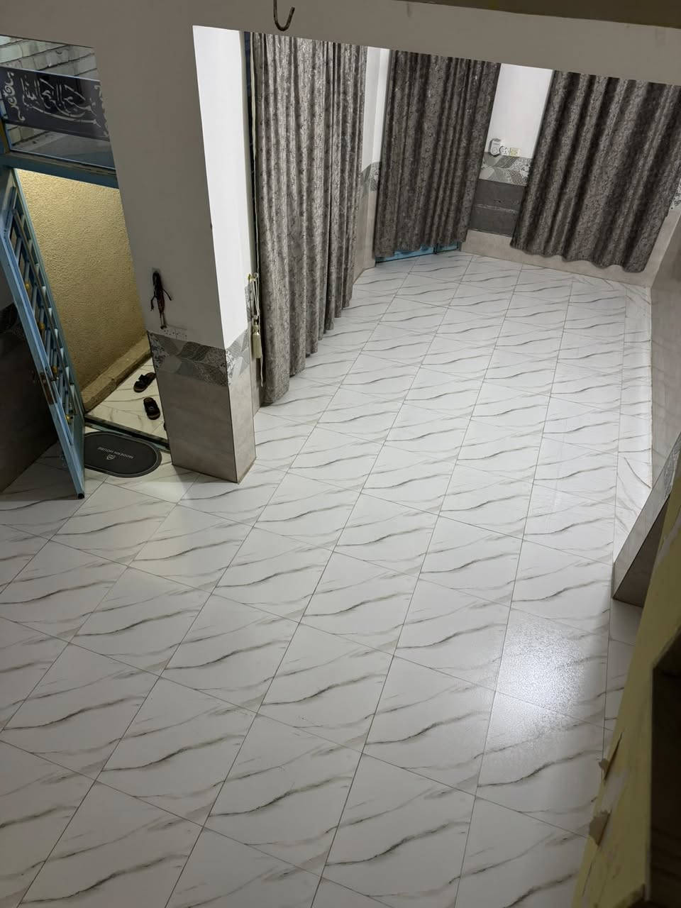 السلام عليكم ورحمة الله وبركاته  بيت للبيع  في كربلاء في حي القد س 100متر خلف بترومين  قرب مدرسه الكلمه الطيبه   البيت طابق ونص  طابو صرف 137 وبي مجال  الي يحب يستفسر يتصل على هذا الرقم  *********** وهذا الرقم الثاني ***********
