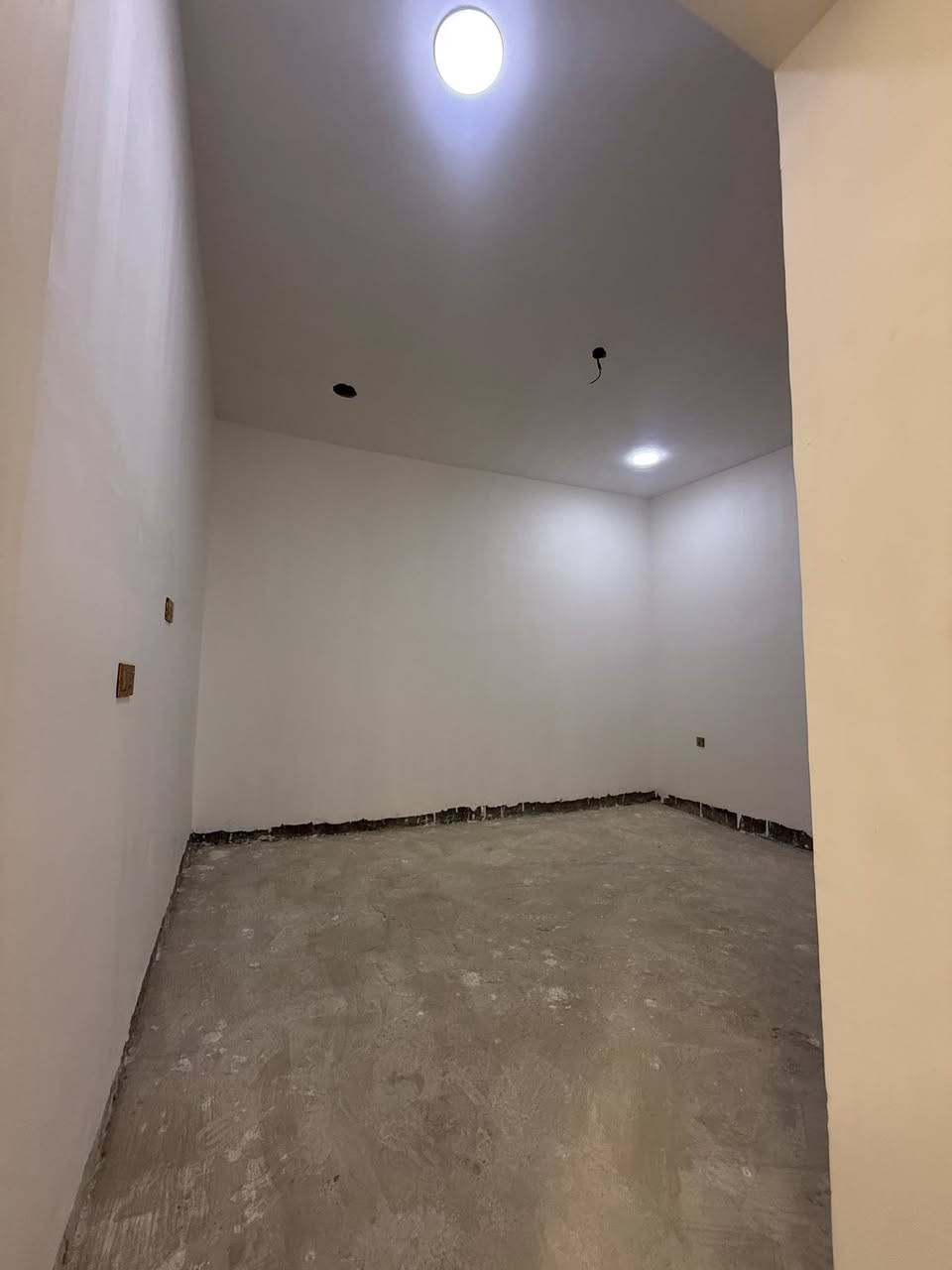 🏡دار للأيجار 🏡.      الدار غير مسكون سابقاً(zero)
المساحة :: 200 متر 

📍موقع الدار :: ابي غرق حي الحسين قرب مشروع الماء 

🚫طابق واحد :: صالة / هول / مطبخ / غرفة عدد 2 / كراج / صحيات داخليه وخارجيه / منور 

         ( نقص الدار أرضية فقط ) 
————————————————-
للاستفسار مراسلة الصفحه 
او الاتصال على الارقام 
 0️⃣7️⃣7️⃣2️⃣6️⃣9️⃣9️⃣8️⃣2️⃣9️⃣2️⃣
                   سيد محمد الحلو 
 0️⃣7️⃣8️⃣1️⃣0️⃣8️⃣4️⃣8️⃣3️⃣0️⃣3️⃣
———————————————— 
                
                     القلم للعقار
📍 عنوان المكتب - ابي غرق - حي الحسين - قرب مشروع الماء
