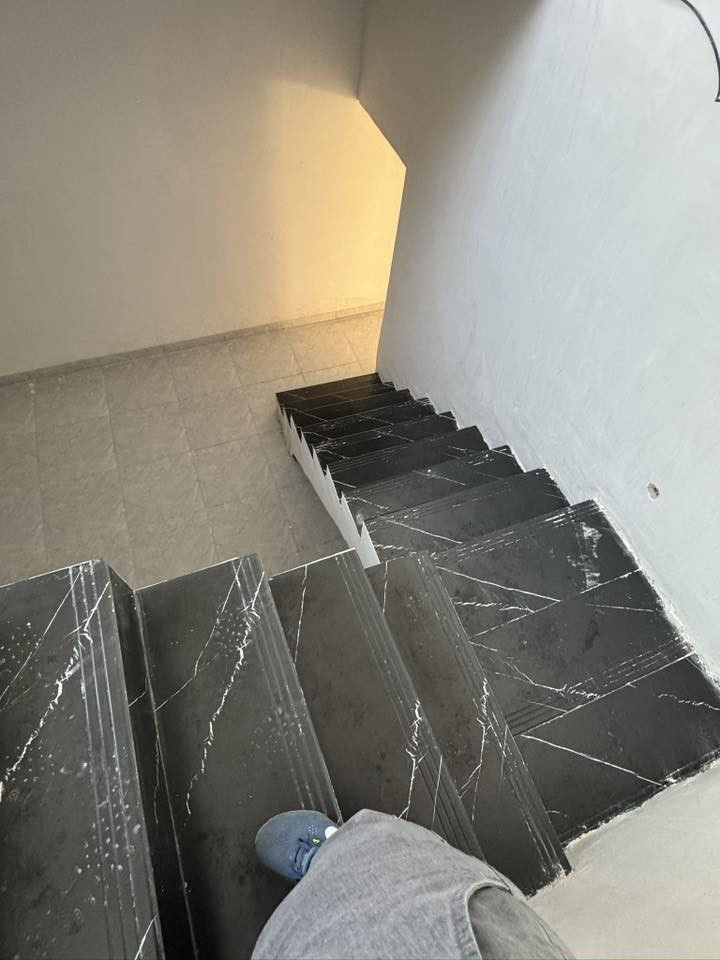 السلام عليكم بيت للبيع المساحة ١٢٥ واجهه على ساحة كبيرة جدااا البناء طابوق درجى اولى غرفة ومطبخ وصالة وستقبال وفوك صالة كبيرة الموقع قرب مجمع الوفاء مقابل واحات العتبة
السعر ١١٠ 
***********
