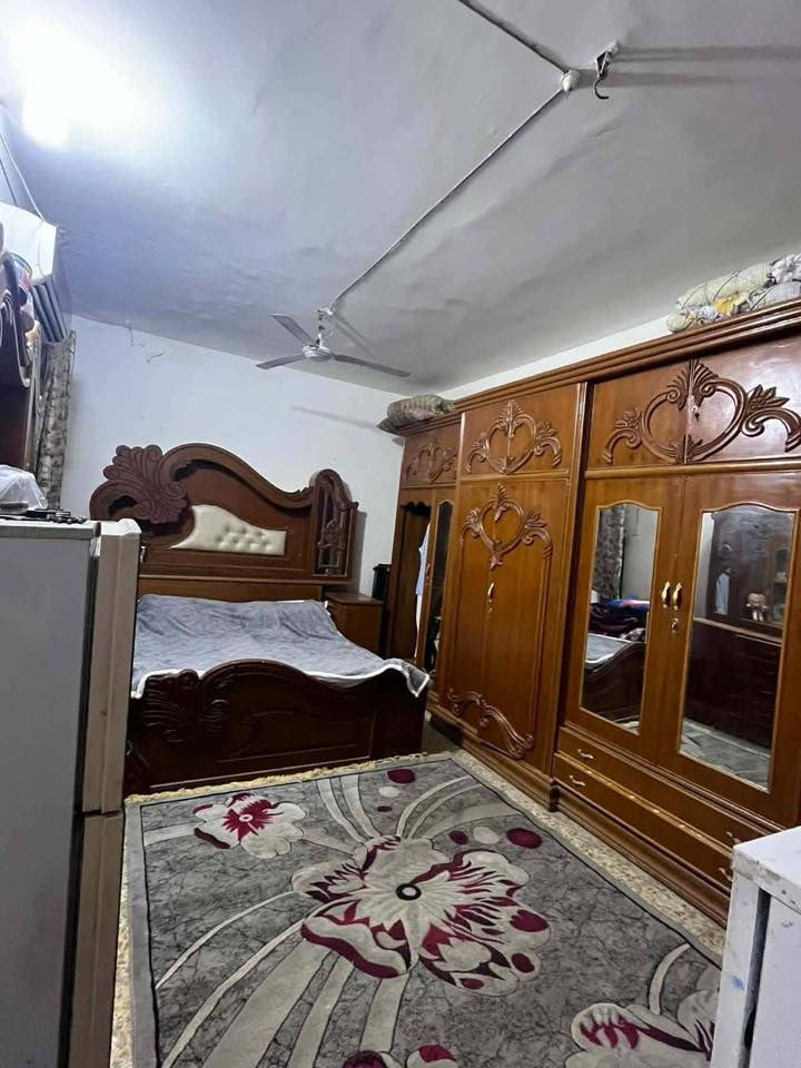 بيت للبيع في شارع المطار القديم فرع اسواق الجنائن الفرع المقابل مدرسه الجنائن الاهليهه لابتدائيه ١٠٠م بناء طابوق كاشي يحتوي ع غرفه وصاله ومطبخ وتخارج ومساحه حوش سعر ١٨للشراي لاتصال ع رقم ***********
