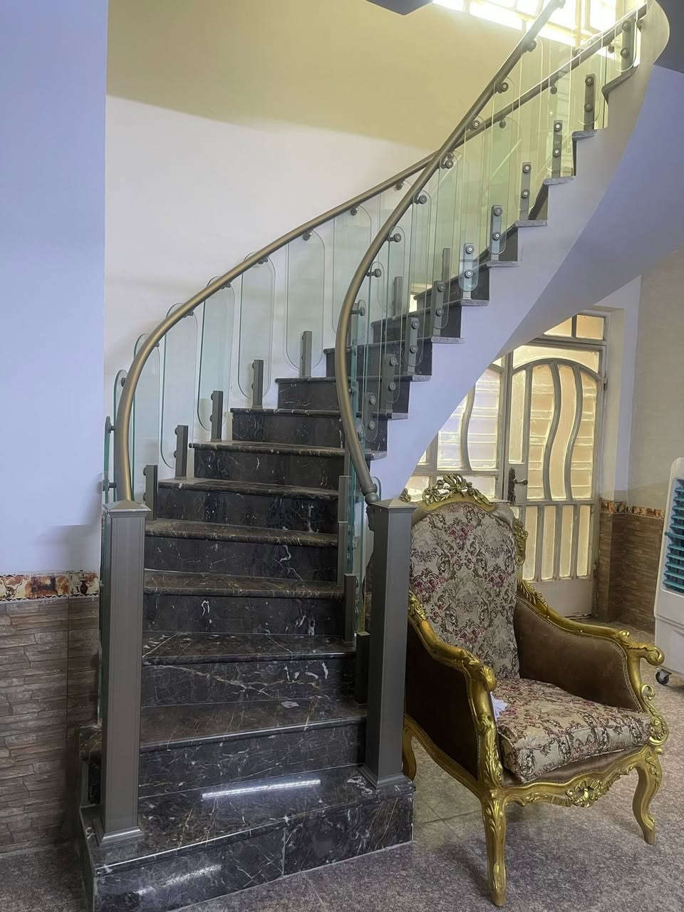 اعلان 📣
دار للبيع ✨ 
دار في ال بلديات حي التجار المساحه 200 متر 10 نزال 20  بيت جديد بناء حديث عرض الفرع 15 متر
تفاصيل الدار :
4 غرف نوم سويد صالتين كبيره مع درج دائري مرمر مطبخ حار بارد استقبال كبيره مساحة. طول 8 متر عرض 4 متر مع مدخل وحمام مناور ثنين واحد بي حمام واحد مستخدمه مطبخ بديل
لتفاصيل اكثر ☎️ 
مصطفى الوسيط 📞 
***********
