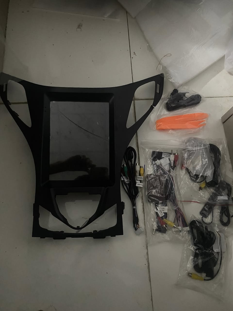 الذاكرة العشوائية (RAM): 4 جيجابايت (لضمان سرعة الاستجابة وعدم التعليق).
مساحة التخزين الداخلي: 256 جيجابايت (مساحة ضخمة لتخزين الخرائط، الأغاني، ومقاطع الفيديو).
حجم الشاشة: 9.7 إنش، تعمل باللمس وبدقة عالية.
المميزات:
تدعم نظام الأندرويد بالكامل (تحميل تطبيقات من متجر Google Play).
تدعم نظام الملاحة (GPS) وخرائط جوجل.
إمكانية تشغيل البلوتوث للمكالمات والموسيقى.
مزودة بمبدد حراري خلفي قوي للحفاظ على أداء الشاشة في الأجواء الحارة.
تدعم كاميرا الرؤية الخلفية والتحكم من أزرار المقود (الدركسون).
الحالة:جديده من بضاعه امزون فقط بيها فطر بسيط بل شاشه السعر ٢٢٥ الف للتواصل خاص


**إذا كنت صاحب هذا الإعلان وتريد حذفه لأي سبب، رجاءا أرسل رسالة إلى الدعم الفني**