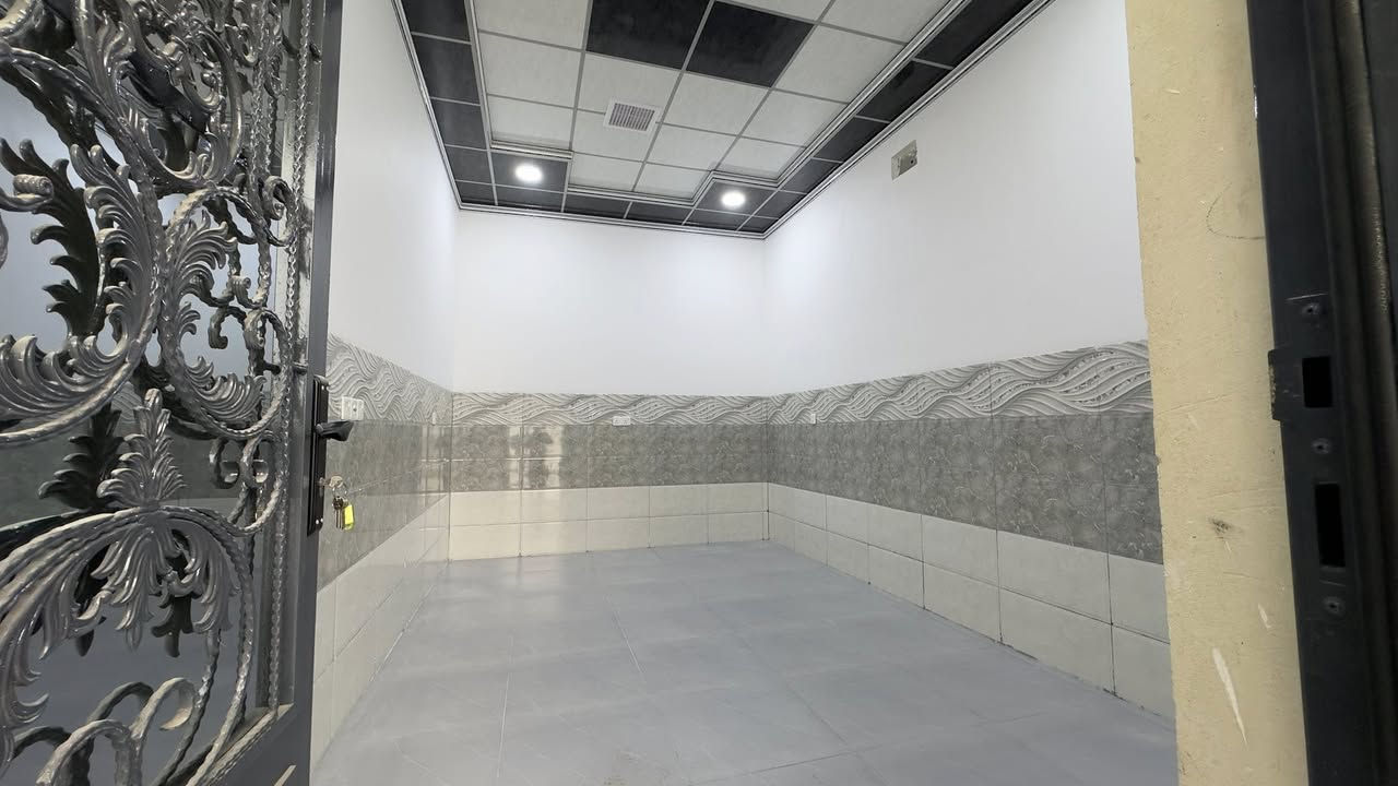 السلام عليكم 
دار للايجار في حي السماح الثانيه
مساحة ١٠٠ متر مربع طابق واحد
يحتوي على غرفتين وهول واستقبال خارجي وصحيات وكراج
البناء ٢٠٢٥ (زيرو)

بدل الايجار ٣٠٠ الف غير قابل للتفاوض 
مكتب صفوان السنجاري 
***********
***********
