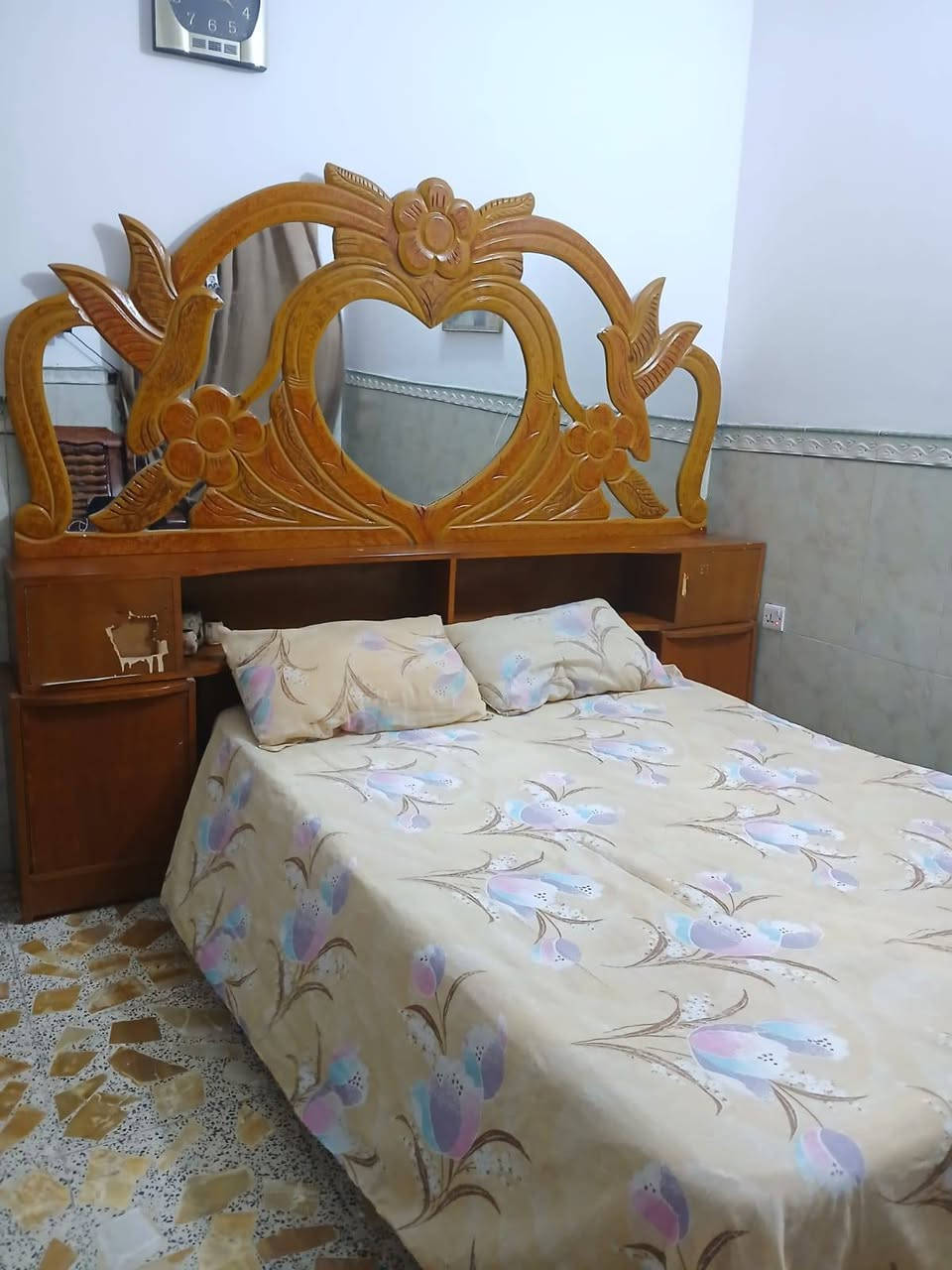 السلام عليكم غرفة صاج للبيع بيها اضرار بسيطة ٣٥٠ وبيها مجال .
***********
