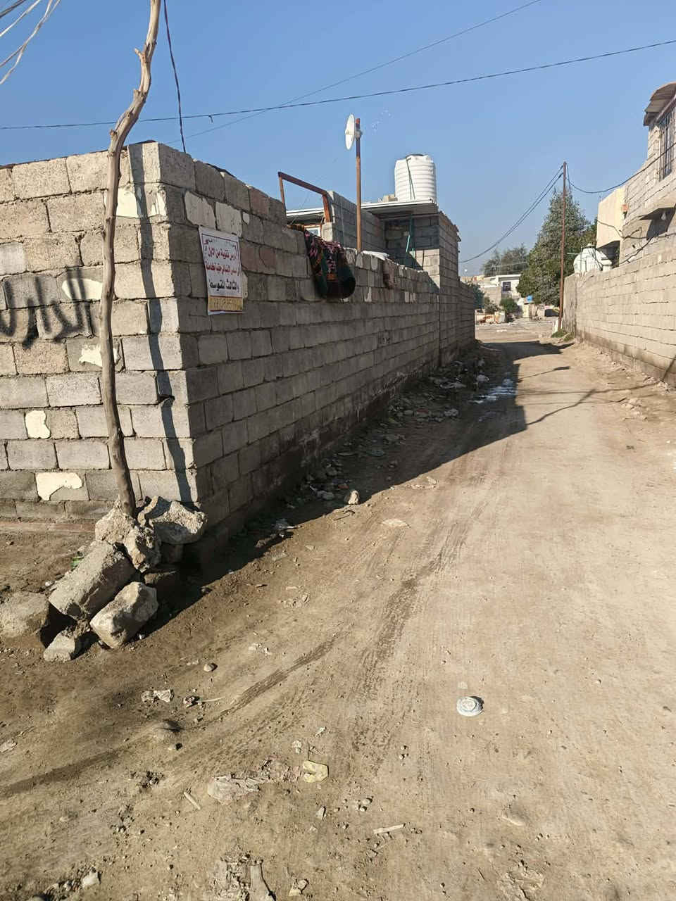 بيت للبيع تجاوز على قرار ٣٢٠مرفوعة بي معاملة مساحة ٢٠٠م يتكون من غرفتين نوم وصالة وستقبال ومطبخ جاهز للسكن السقف سنتويج بنل جاهز مي مجاري كهرباء سعره ٢٥وبي مجال ***********
