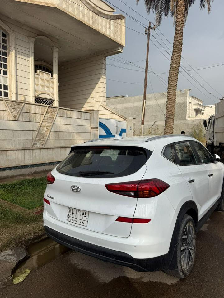 السلام عليكم
توسان خليجي وكالة الكاصد مواصفاتها معروفة
السيارة نظيفة مكفولة من التبديل والصبغ 
ماشية 101 الف كيلو 
صدر جديد تيارات جديدة بولش جديد السيارة نظيفة متحتاج اي مصرف
ملاحظة يوجد تكحيل صغير حافة البنيد 
مكان السيارة حي الجامعة بغداد قرب مستشفى الملكي
السعر 207 ورقة قفل قفل
 ***********
