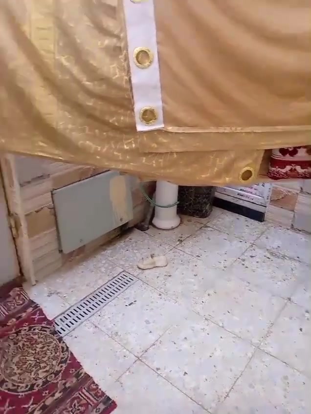 سلام عليكم. بيت البيع مساحه 75 متر 
فرع المقرنص مقابل اسواق سيد طابق واحد بيت مثل ماشوف نطافه فول لاستفسار ***********
