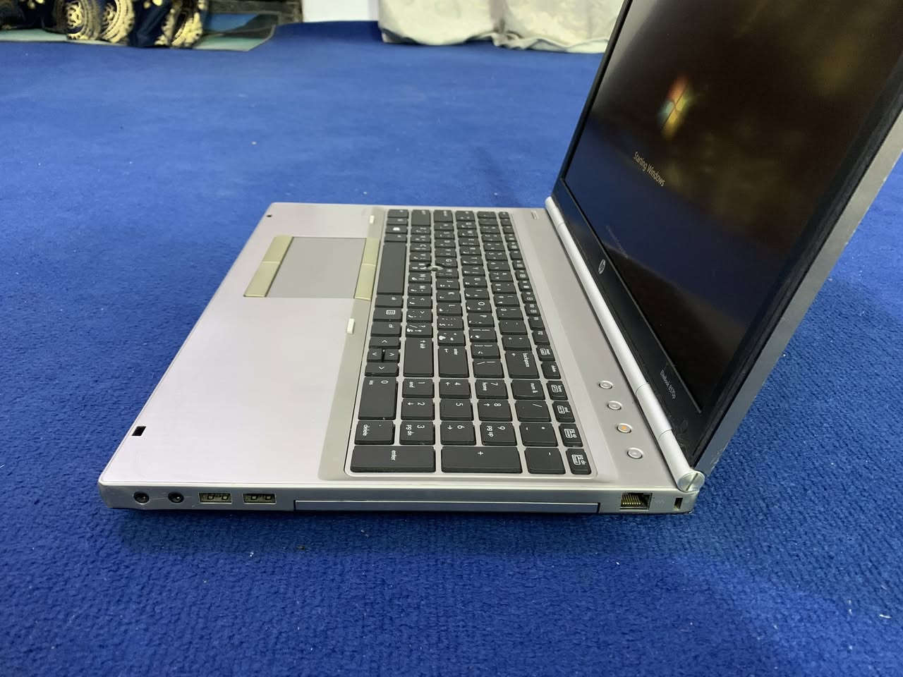 السلام عليكم 

لابتوب HP 8570p workstation للشغل الثكيل برامج عندسية العاب تصميم مونتاج وكافه البرامج

معالج: i5 3360M واداء سريع الفئه العاليا 

كارت شاشه خارجي : AMD Radeon hd7600/7500 للالعاب والشغل الثكيل 

رامات:ddr3 8g

ذاكرة: 360

الجهاز استخدام شخصي واريد ايبعه لين محتاج افلوس الله شاهد ولاه الجهاز ما مثصر بشي عندك بي فد كم دكمه بالكيبورد واكفه عداهة كلشي شغال

رقمي ***********

توصيل موجود
