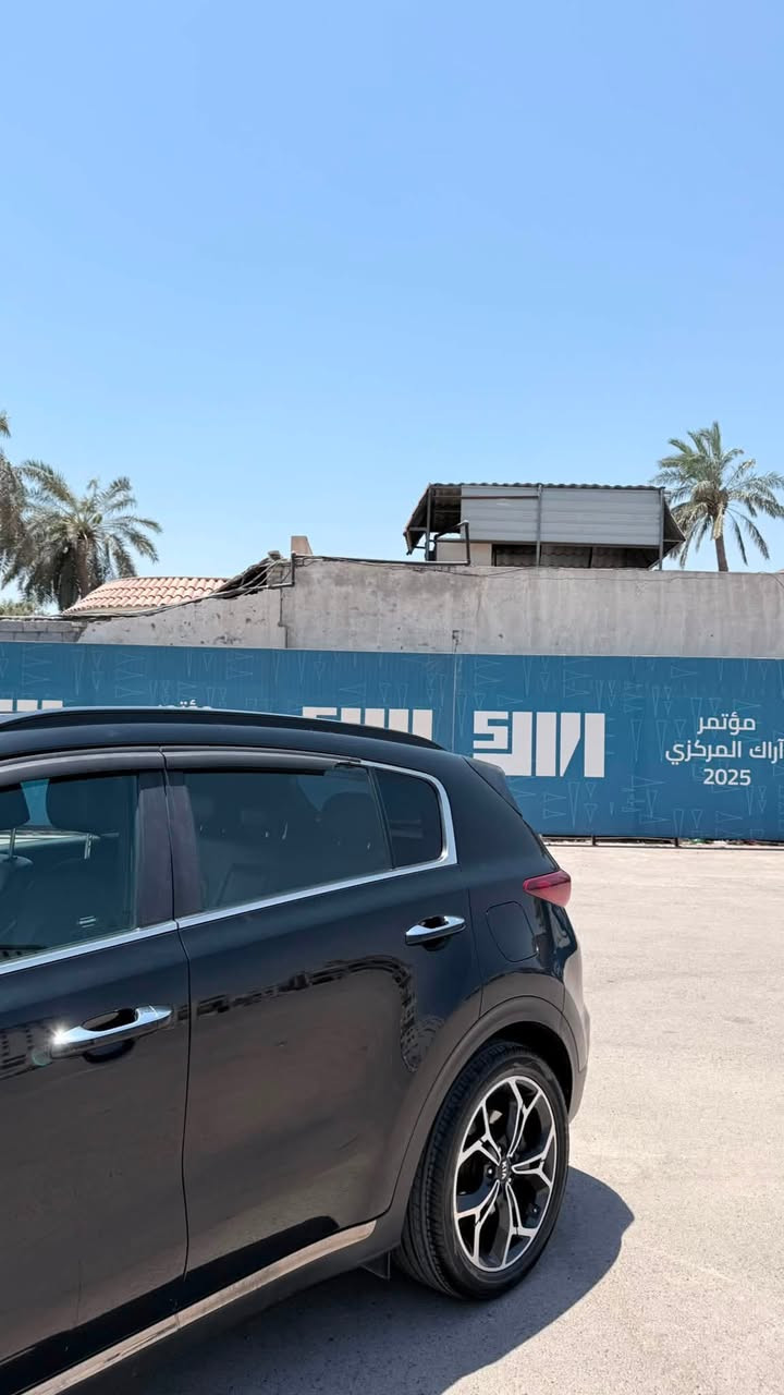 السلام عليكم كيا سبورتج 2021 sx prestige فول مواصفات للاخير ( بانوراما تدفئة وتبريد كشنات وتدفئه ستيرن حساسات رادارات سماعات هارمن كاردن وبعد بيها هواي مواصفات ) ماشية 48 الف فقط مكينة 2.0 تيربو حادثها جاملغ امامي يمين وبنيد حادثها حلو وصارت عندي هنا طخه بالباب الامامي اليمين طخة بسيطة بعدها على وضعها السيارة كلش جديده وسعرها مناسب مكانها بغداد الدورة للاستفسار اكثر : ***********
