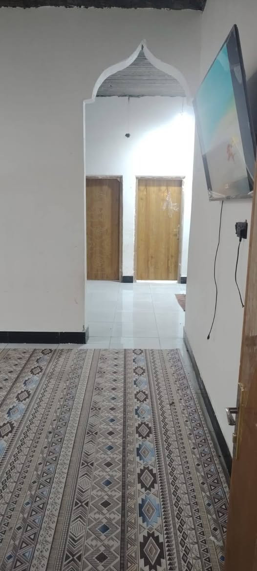 بيت البيع بي قرفتين وصاله ومطبخ حار وبارد وديوان وصحيات البيت حلوومرتب كله سراميك شقل درجه اولى مساحت البيت 270متر من يم عقارات الياسري وطب السعر 65وبي مجال الستفسار ***********
