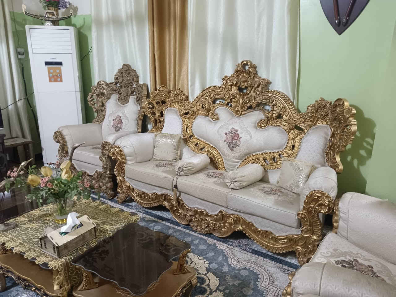 للبيع تخم ملكي ضخم نظيف ١٠ مقاعد تكمه مع طبلات عدد ٣ وحدة منهن بيه كسر بالجامة وموضحه بالصور التخم مستعمل نظيف السعر ٨٠٠  وبي مجال للاستفسار الاتصال على الرقم *********** مكاني حله حي الحسين
