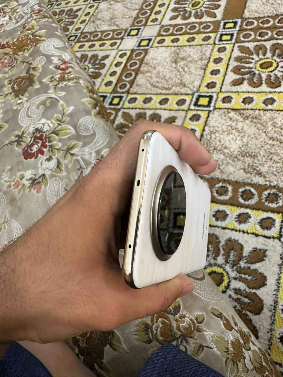 سلام عليكم
ريلمي 14 برو بلس 
الجهاز نضيف 
ذاكره 512
وكل ملحقاته موجوده
رقمي ***********
عنواني بغداد المعامل 
السعر 450 الف
