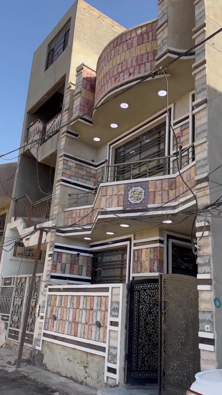 سلام عليكم من رخصت صاحب الكروب بيت البيع بناءحديث مساحه 100 متر يحتوي على 3نوم+ستقبال+حولي كبير+مطبخ حار بارد+حمامات فوك وجوه موقع محترم خدمات كامله لستفسار على رقم ***********
