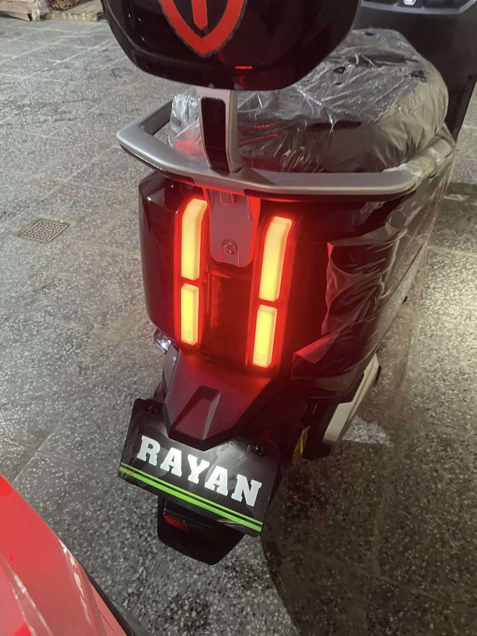 السلام عليكم دراجه شحن للبيع وحش الكون دراجه حلوه ونضيفه وصل شراء موجود دراجه مابيه ولا شخط مدام العين حتى لايلون بعد تجي بصمتين وسويجين تجي 6 بطاريات مسطره خير من لله مكاني بغداد السعر 925 وبيه مجال لشراي الاتصال ***********
