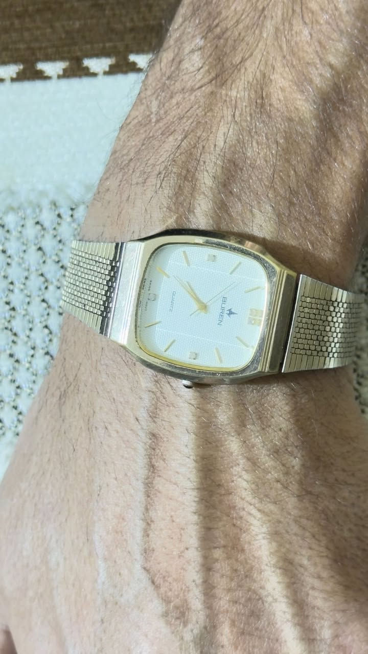 ساعة سويسري مميزة 
ماركة BUREN
تعمل بنظام الكوارتز 
تحتتوي المينة على 5 احجار
والزمبلك يحتوي على حجر
سير حديد حصيرة
متوفر توصيل


**إذا كنت صاحب هذا الإعلان وتريد حذفه لأي سبب، رجاءا أرسل رسالة إلى الدعم الفني**