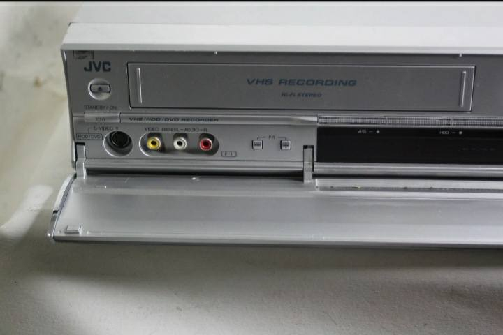 هذا الجهاز هو مشغل ومسجل 3 في 1 من شركة JVC (طراز DR-MX1SE).
يتميز هذا الجهاز بقدرات متعددة، تشمل:

مسجل فيديو VHS: لتشغيل وتسجيل أشرطة الفيديو القديمة.

مشغل ومسجل DVD: لتشغيل أقراص DVD وتسجيل المحتوى عليها.

قرص صلب داخلي (HDD): بسعة 160 جيجابايت، مما يتيح تسجيل ما يصل إلى 300 ساعة من المحتوى. 

كما يدعم الجهاز خاصية "النسخ بـ 6 طرق"، والتي تسمح بنقل المحتوى مباشرة من أشرطة VHS إلى القرص الصلب أو أقراص DVD.


**إذا كنت صاحب هذا الإعلان وتريد حذفه لأي سبب، رجاءا أرسل رسالة إلى الدعم الفني**