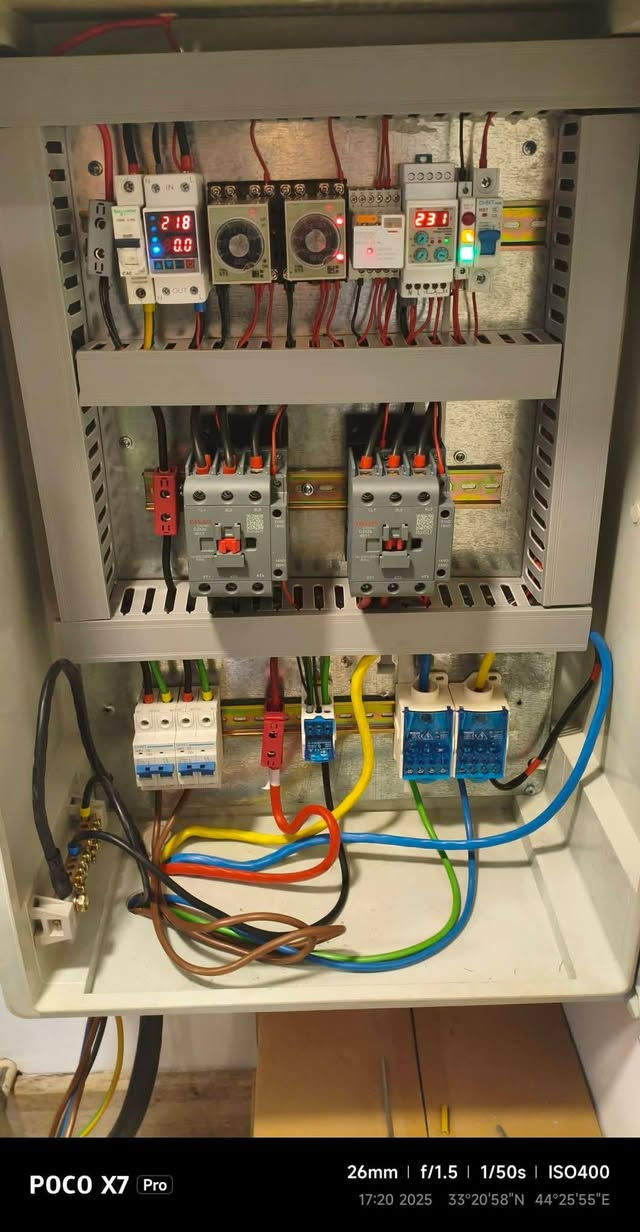 ⚡️🔌 هندسة الكهرباء في بيتك: دمج 4 مصادر للطاقة بـ "بارد منفصل" وحماية فائقة! 🏠💡
هل تبحث عن استقرار تام للكهرباء وحماية أجهزتك من الاحتراق؟
بصفتي فني متخصص، أقدم لك الحلول الهندسية المتقدمة لدمج كافة مصادر الطاقة في لوحة واحدة باحترافية:
✅ منظومة البارد المنفصل (Isolated Neutral):
تأسيس لوحة كهربائية تفصل بارد الشركة عن بارد المولدة عن بارد الطاقة الشمسية. هذا يضمن عدم تداخل التيارات، ويمنع احتراق الأجهزة نتيجة فرق الجهد (الخناق).
✅ التحويل التلقائي الذكي (ATC) مع التايمرات (Timers):
ربط أربعة مصادر للطاقة (وطنية 1، وطنية 2، مولدة منزلية، مولدة شارع، أو طاقة شمسية) عبر محول تلقائي.
التايمرات تضمن تأخير التشغيل (Delay) لحماية الضاغط (الكمبريسر) والأجهزة الحساسة من الـ "رمشة" السريعة.
✅ الحماية العالية (Surge Protection):
دمج أنظمة حماية متطورة تفصل الكهرباء فوراً عند ارتفاع الجهد (Overvoltage) أو انخفاضه، وتضمن سلامة منظومة الطاقة الشمسية أثناء الشحن من أي تذبذب.
🛠️ العمل يشمل:
تصميم وتنفيذ لوحة التوزيع (بورد).
ترتيب وربط الأسلاك (Wiring) هندسياً.
فحص الأحمال وضمان الأمان.
💡 شغلك بضمان ودقة متناهية.
📍 الخدمة متوفرة في كافة مناطق بغداد
📞 للحجز والاستفسار، اتصل بخبيرك المعتمد:
📱واتساب***********
📞اتصال***********
#كهرباء #بارد_منفصلATC #طاقة_شمسية #حماية_أجهزة #صيانة #بغداد #فني_احترافي
