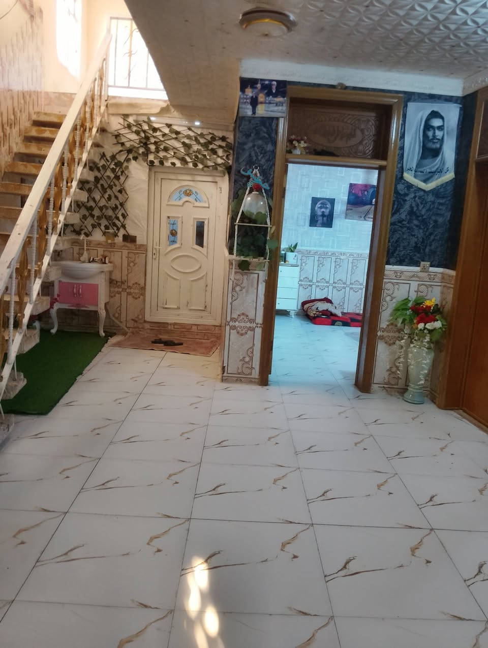 بيت للبيع المساحة 130 متر 📍الموقع جداً ممتاز كربلاء طويريج حي الجمعية كافة الخدمات متوفره يحتوي على طارمه وستقبال وصاله ومطبخ وصحيات خارجية وداخليه 3 غرف النوم
📢للاستفسار 
📞 للاتصال على الرقم التالي 
📞***********
📞***********
