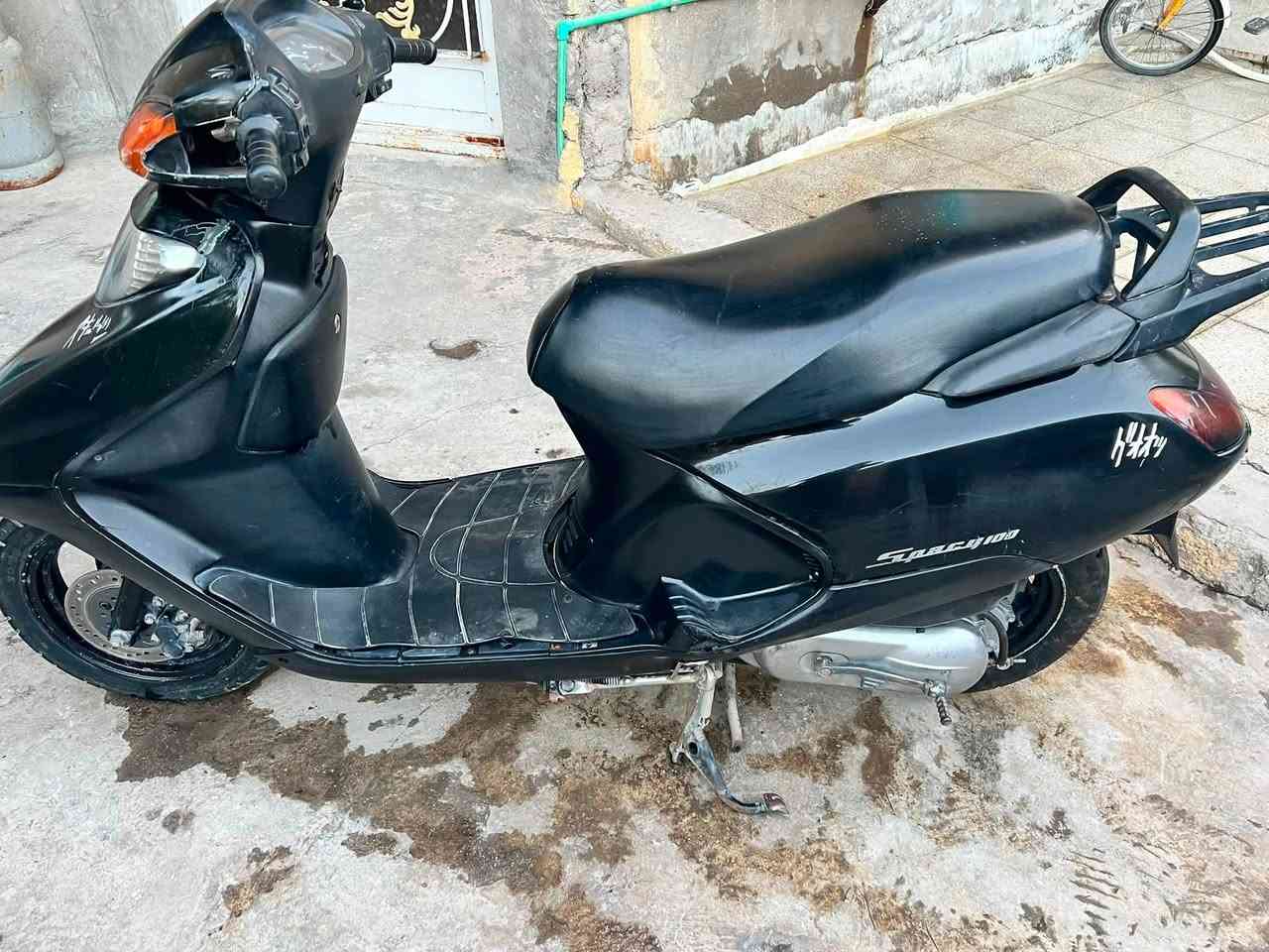 سلام عليكم دراجة سبيسي هونداي مثل ما موضح بالصور دراجة نضيفة نكرة سلف وهندر ما يحتاجلهة شي فقط فيلسة فقط مكاني بغداد ناحية الرشيد *********** 
سعر 400
