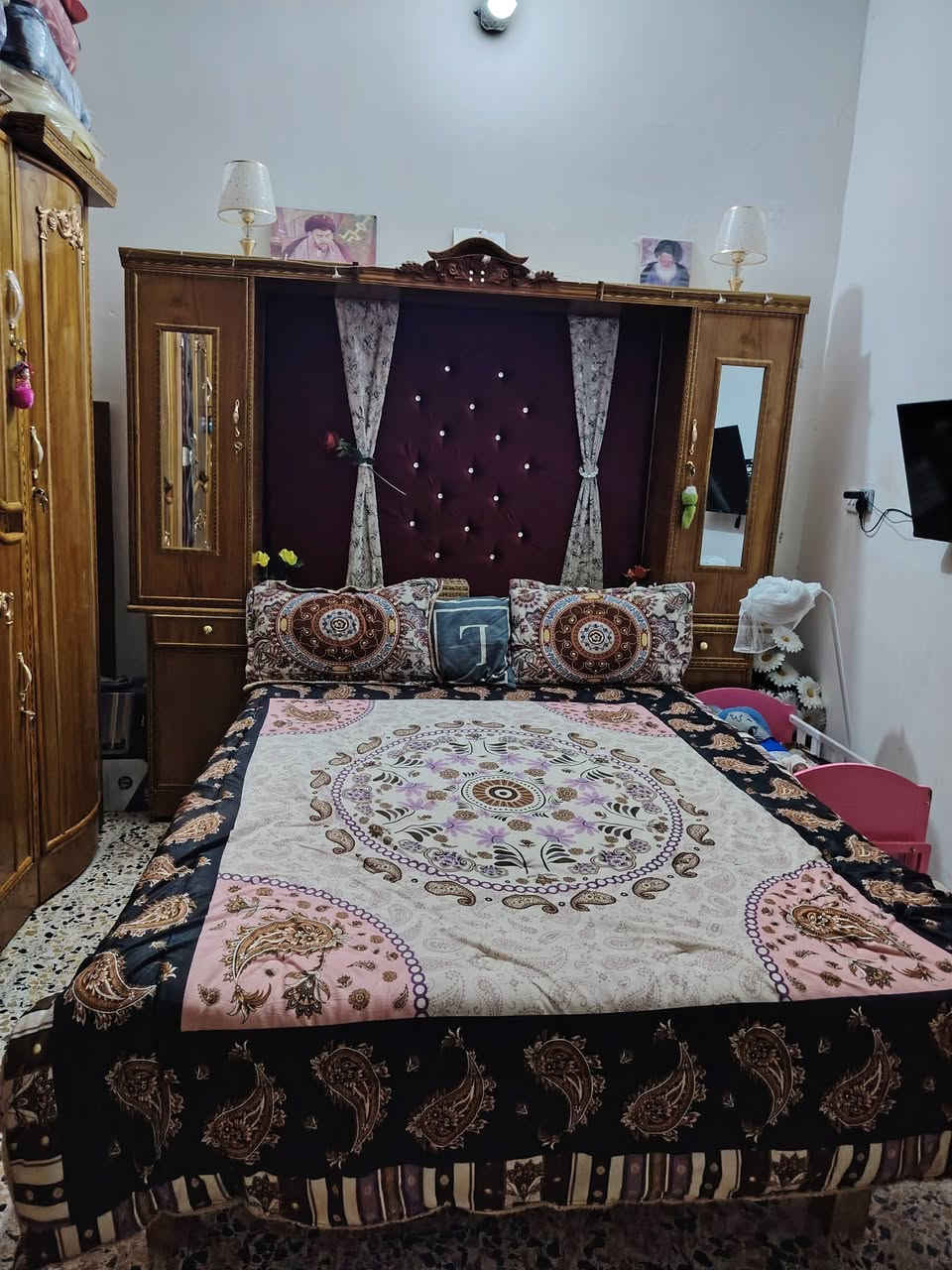 سلام عليكم عندي غرفه للبيع السعر 800 وبيها مجال رقم الهاتف *********** واتساب
