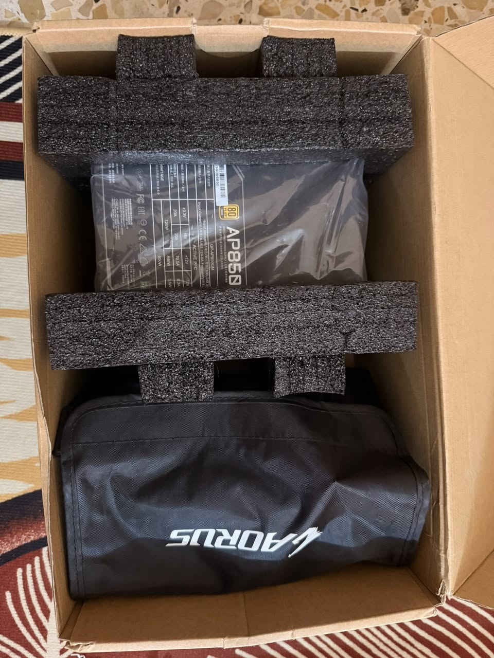 AORUS P850W 80+ Gold Modular
من تصنيع شركة Gigabyte

المواصفات الكاملة:

القدرة:
 • 850 واط حقيقية (Continuous Power)

الكفاءة:
 • شهادة 80 PLUS Gold
 • كفاءة تصل إلى 90% عند حمل 50%

تصميم الكابلات:
 • Fully Modular (كابلات قابلة للفصل بالكامل)

خط الطاقة:
 • Single +12V Rail قوي
 • قدرة خط +12V تقريباً 70–70.8A

المكثفات:
 • مكثفات يابانية 100% بجودة عالية
 • تحمل حرارة حتى 105°C

المروحة:
 • 135mm Smart Fan
 • نظام تحكم ذكي بالسرعة حسب الحمل
 • وضعية توقف المروحة عند الحمل المنخفض (Semi-passive)

الحمايات الكهربائية:
 • OVP (حماية من زيادة الفولت)
 • UVP (حماية من انخفاض الفولت)
 • OPP (حماية من زيادة الحمل)
 • SCP (حماية من قصر الدائرة)
 • OTP (حماية من الحرارة)
 • OCP (حماية من زيادة التيار)

التوافق:
 • يدعم معالجات AMD و Intel الحديثة
 • مناسب لكروت شاشة قوية مثل RTX 4070 / 4080
 • يدعم أنظمة ATX القياسية

الأبعاد:
 • قياس ATX قياسي
 • طول تقريبي 160 مم

اللون:
 • أسود مع تصميم احترافي مخصص لسلسلة AORUS

هذا الباور مناسب لتجميعات الألعاب العالية والمتوسطة مع 

استقرار ممتاز في الفولت.


**إذا كنت صاحب هذا الإعلان وتريد حذفه لأي سبب، رجاءا أرسل رسالة إلى الدعم الفني**