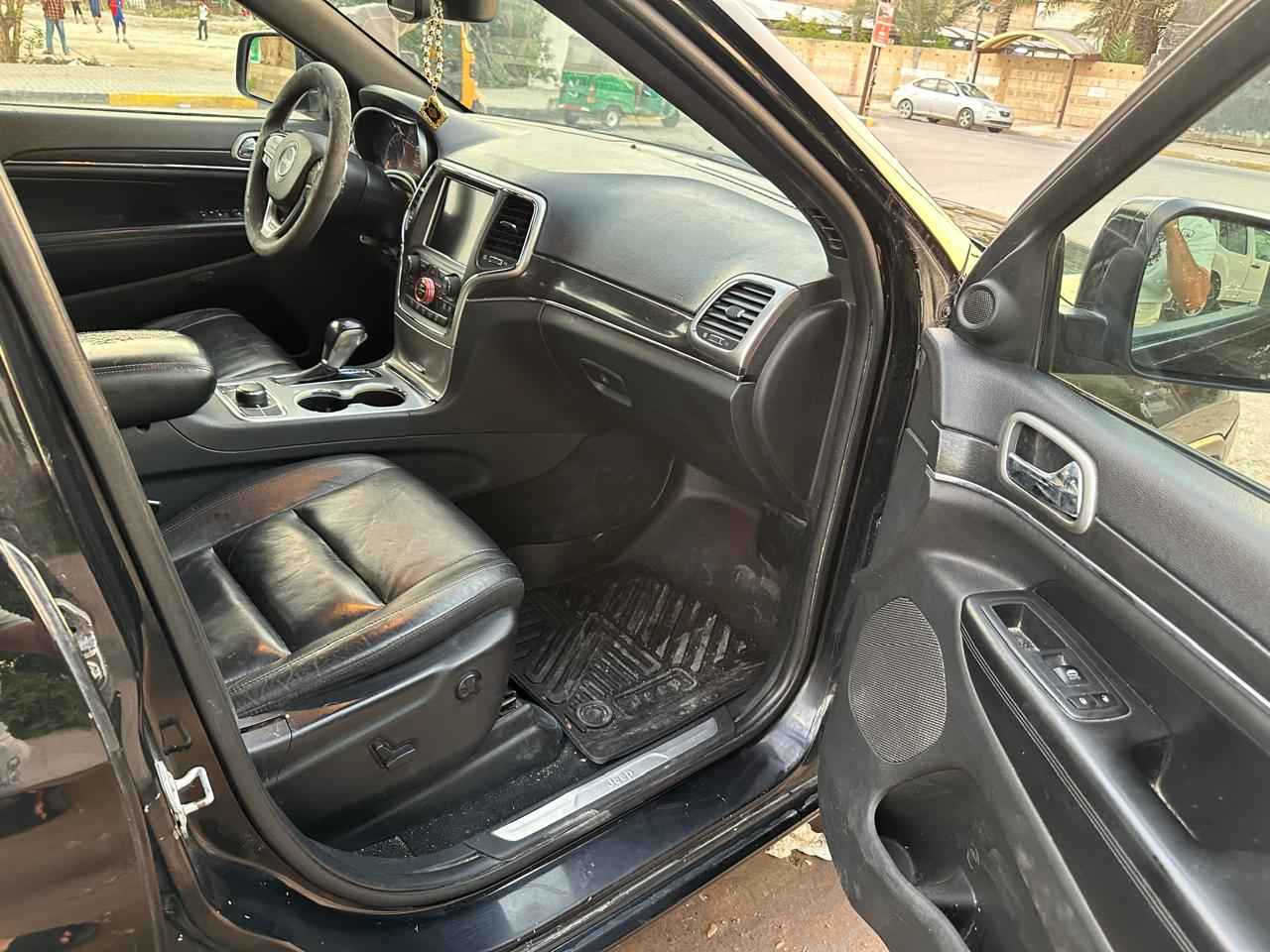 جيب كراند شيروكي  موديل 2018 ليمتد بيع او مراوس 
فول مواصفات بصمة 6 سلندر
المحرك : V6.  3.6L . 
المواصفات : 4x4• 
•  كاميرة . 
•  تشغيل عن بعد .
•  الصندوق الخلفيي كهربائي
•  حساسات خلفية  
•  تدفئة كشنات + ستيرن 
فتحة.  
شاشة كار بلي
ماوس فور ويل
•  مانع تصادم خلفي 
•  محدد سرعة .
. كشنات جلد 
•  نظام التشغيل والاطفاء الاوتوماتيكي .
•  نظام بريك اوتماتيكي.دمام خلفي
السعر 185 وبيها مجال 
السيارة مصبوغة احزام بدون دواخل تجي وتشوف بغداد, العراق


**إذا كنت صاحب هذا الإعلان وتريد حذفه لأي سبب، رجاءا أرسل رسالة إلى الدعم الفني**