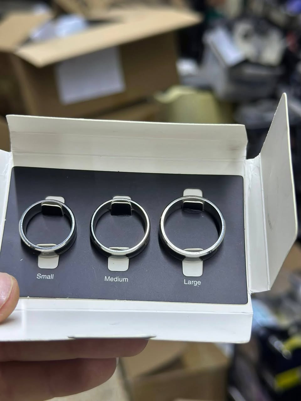 السعر 15 الف دينار 
Fever Patrol Ring، خاتم ذكي مصمم لمراقبة درجة حرارة الجسم في الوقت الفعلي.
1
المميزات والمواصفات:

قياس درجة الحرارة: يحتوي الخاتم على مستشعر حراري يعرض درجة حرارة الجسم على الجزء الأسود من الخاتم بعد ارتدائه لمدة تتراوح بين 20 إلى 30 ثانية.

المواد: يُصنع عادةً من الفولاذ المقاوم للصدأ (ستانلس ستيل) أو التيتانيوم، مما يجعله مقاوماً للصدأ والتشوه.

التصميم: يتميز بتصميم مريح ومناسب للرجال والنساء، ويتوفر بمقاسات وألوان مختلفة (مثل الفضي، الأسود، والذهبي).
العرض: تظهر الأرقام بألوان مختلفة تعكس تغيرات درجة الحرارة، وتكون القراءة إما بالسيلزيوس (°C) أو الفهرنهايت (°F) حسب الإصدار. 

معلومات إضافية:
يعمل الخاتم كميزان حرارة محمول لا يحتاج إلى بطاريات في بعض الموديلات البسيطة، حيث يعتمد على التفاعل الفيزيائي مع حرارة الجلد.
يُستخدم أحياناً كـ "خاتم للمزاج" نظراً لتغير ألوانه مع تغير درجة حرارة الجسم.


**إذا كنت صاحب هذا الإعلان وتريد حذفه لأي سبب، رجاءا أرسل رسالة إلى الدعم الفني**