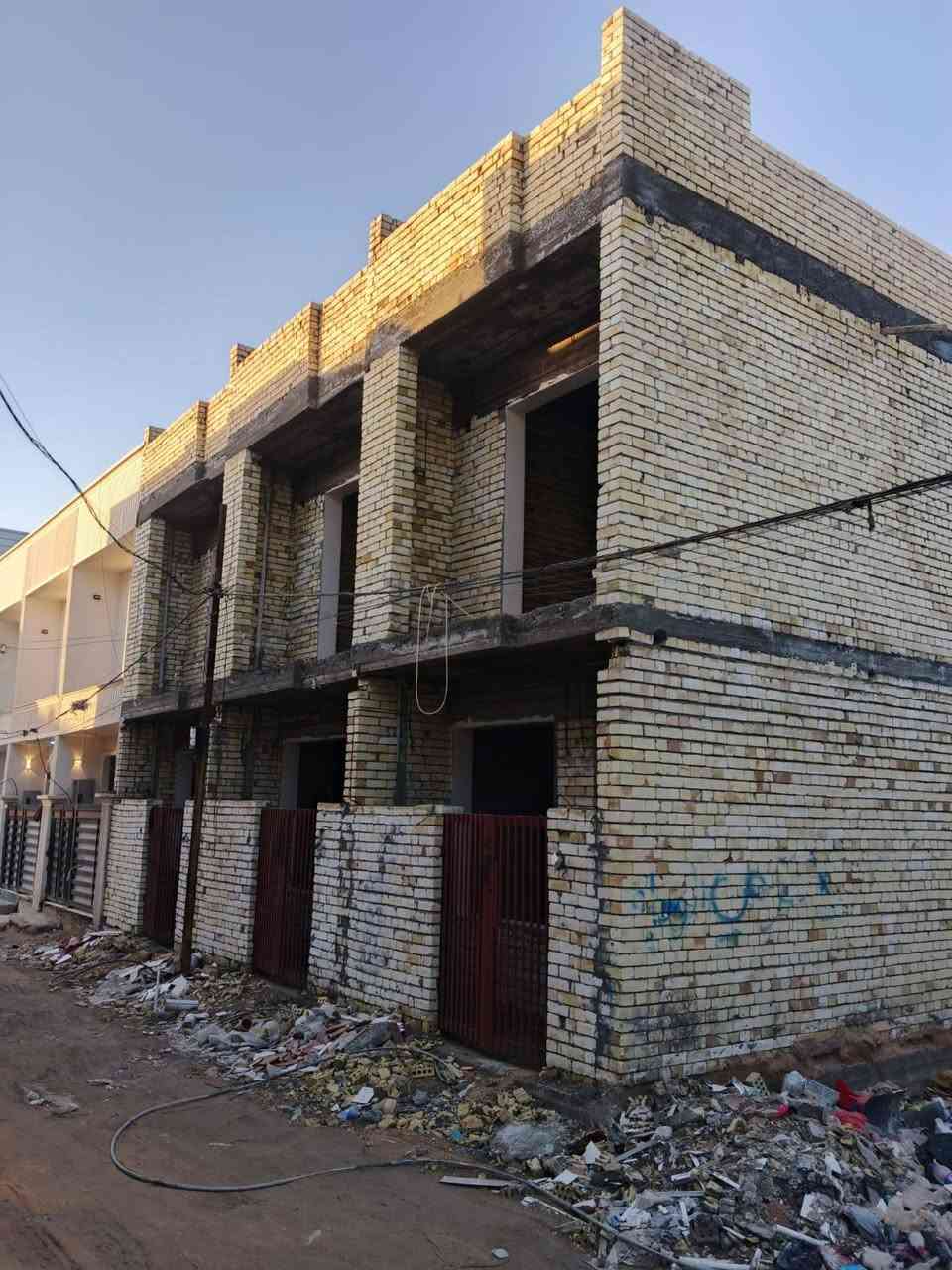 كل واحد من الطابق الارضي غرفة وصاله ومطبخ وصحيات
والطابق الثاني غرفة وبيتونة يباع كامل مع التقفيل او 
على هذا الحال هيكل مع كهرباء وماء ومجاري وسيراميك 
السعر كامل 65 مليون
السعر هيكل على وضعة 50 مليون
قابل للتفاوض علما ارض زراعي سند 25 
وفاتح بيان بية وكالة من صاحب البيان .
للاستفسار الاتصال العنوان الدوانم قرب الري والشرطه الخامسة
***********.
