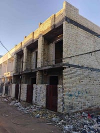 كل واحد من الطابق الارضي غرفة وصاله ومطبخ وصحيات والطابق الثاني غرفة و...