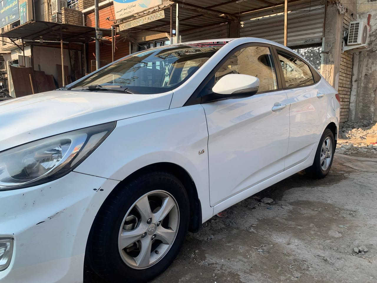 سلام عليكم 
اكسنت ٢٠١٣ خليجي 
مكينه ١٦٠٠كير مكينه مكفول
رقم بغداد رقم وهزه جديده بسمي تحويل مباشر 
مواصفات عاديه تحكم شاشه كامره 
مكفوله من الصبغ والتبديل 
سونرها ويها 
ماشيه ١٦٠
السعر ١٠٦$وبيها مجال 
العنوان بغداد 
رقم الموبايل ***********
