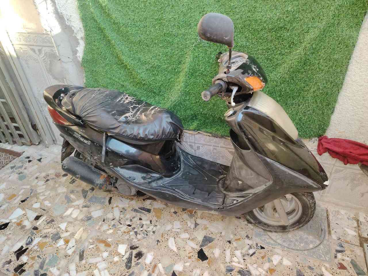 السلام عليكم دراجه بريز للبيع دراجه شغاله بس كايمه دخن ابيع كوم حديد كوم حديد تجي تشغل وطلع بيهه مكان بغداد مدينه الصدر *********** السعر 200
