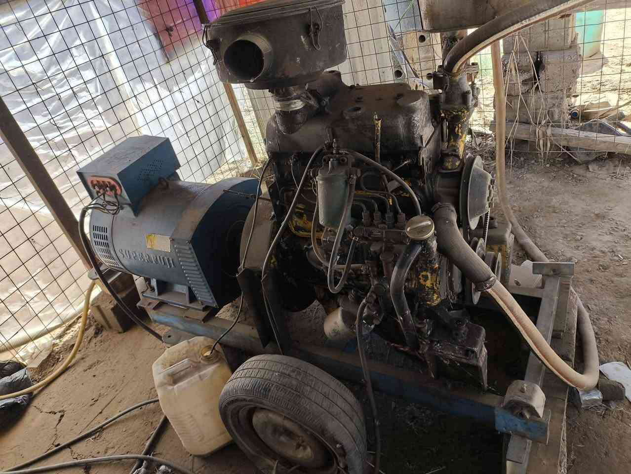 🛑سلام عليكم 
مولده نوع أبو ردين مولد ما محاور مولده من كاعه ما مفتوح بيه ولا برغي على شد شركه 
وراس توليده 50كيفي 
مع شلال  ماي  أبو 2000
وتانكي  أبو 1000مال كاز 
وبرميل محور خزان للكاز 
ورقم *********** وشراي  بي خير ويدلل
