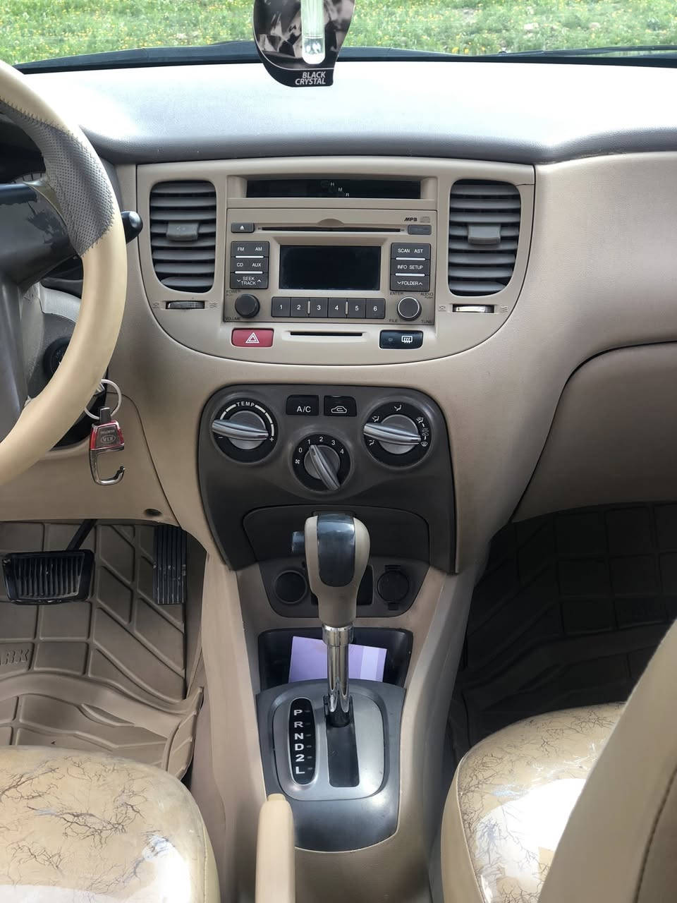 سلام عليكم 🚘 
كيا ريو 2010 خليجي 
خطم تاير جديد 
صدر جديد 
حار بارد ✅ 
رقم وهزة كله للثلاثين 
اني الشرعي مالتها 
جاهزة من كلشي بدون ضرر ولا صبغ 
سعرها ٩٩ مجال قليل 
***********
