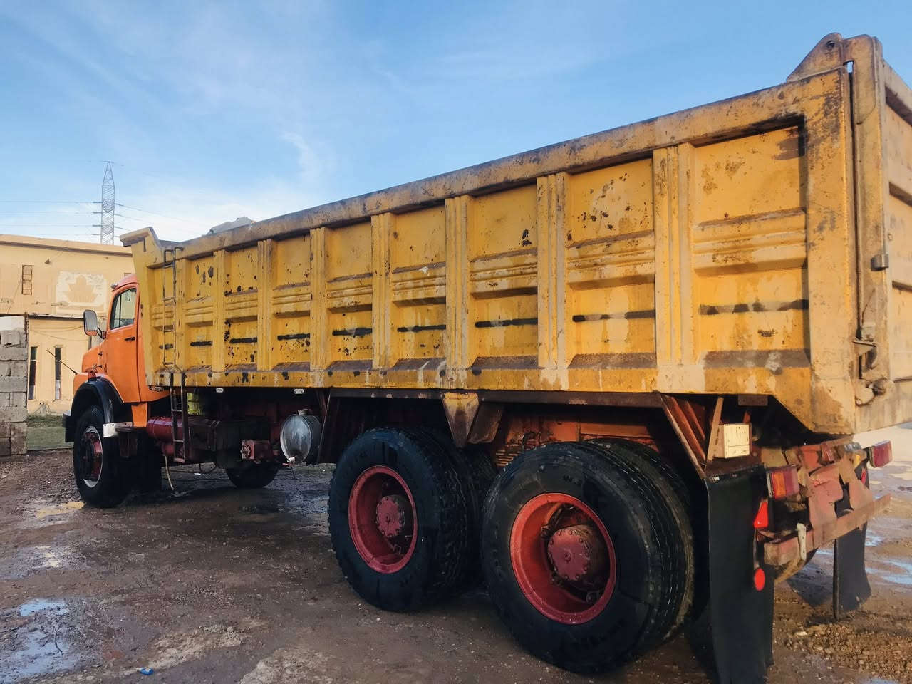 سلام عليكم اقجم البيع موديل 82  كير 111  السعر 65 بيه مجال الستفسار عل اذه رقم ***********
