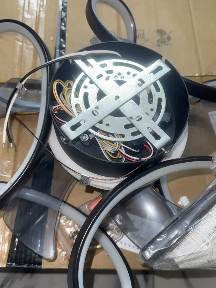 ثريا سقفيه حديثه مدمجه مع بنكه وياها مروحه واضاءه LED على طوله وتحكم عن بعد تصميمه يدمج بين الاضاءه والتهويه وتكدر تتحكم بالالوان بيه خمس الوان حجمه 22 انج وقطعه جديده غير مستخدمه كامله مع ملحقاته مثل ما موضح بالصور سعره 50 تواصل واتساب او خاص ***********
