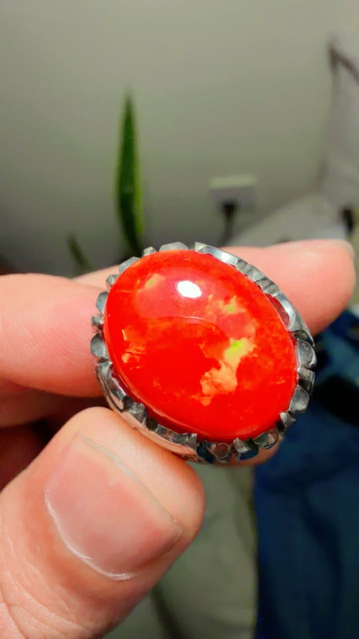 نوادر الاوبال خاتم اوبال  اثيوبي طبيعي  لون احمر ناري وزن الحجر 17 قيراط مع شهادة منشأ دولية صياغة محمدي مرصع الماس  بالحقيقة احلى على الطبيعة تبين 
***********
