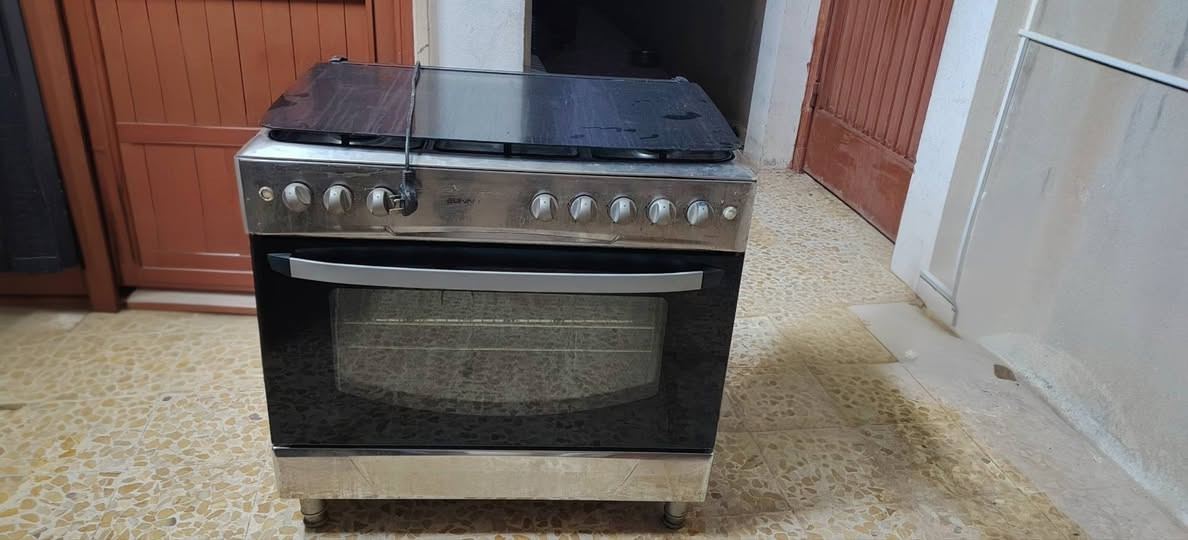 طباخ نظيف شغال خمس عيون وفرن السعر ١٨٠ للتواصل ***********
