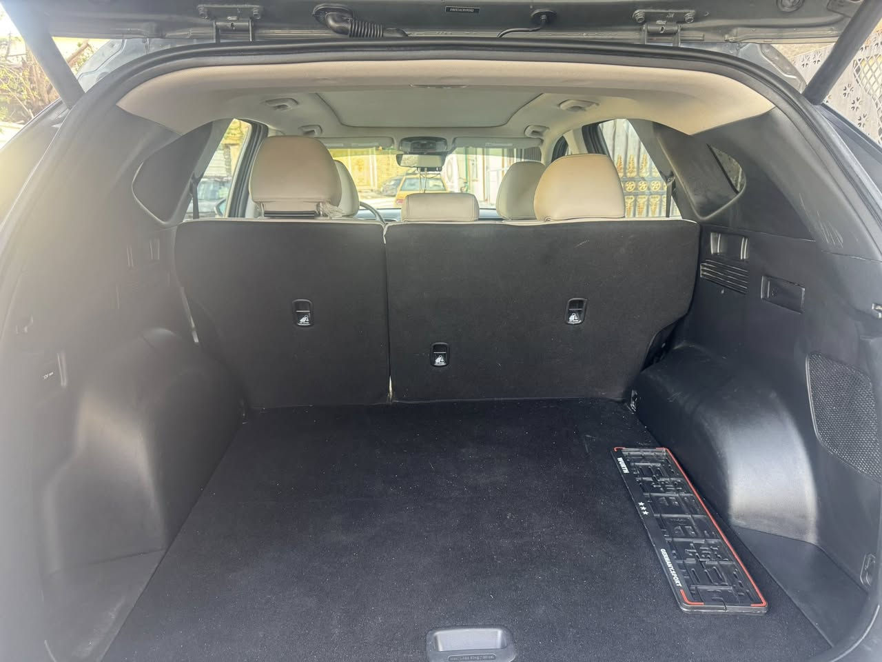 توسان لمتد vip فول الفول امريكي السياره بهيج نضافه وهيج مواصفات جدياً قليل 
حادث موضح بصور بدون ايرباك بدون تبديل نفسهن اصلحن ونصبغن ع حد ضربه دعاميات ابلاديه 
لون السياره زيتوني ع سموك  
المواصفات LIMITED VIP
1- بصمة تشغيل 
2- بصمة ابواب لمس دخول ذكي 
3- بنوراما على طول السيارة 
4- صندوق كهرباء شفط 
5- كامرات 360 درجة ( جانبية - امامية - خلفية ) 
6- كامرات مع الاشارة 
7- السيارة تتقدم وترجع ب البصمة 
8- تبريد تدفئة كشنات 
9- كشنات جلد كريمي 
10- كشنات كهرباء 
11- اضواء محيطية 67 لون اختياري 
12- كشنات خلفية هيتر 
13- مرايات تعتيم ذاتي 
14- ابل كار بلي 
15- اندرويد اوتو 
16- شاشة دجيتل 3 اشكال للقيادة 
17- اشاير ترحيب 
18- اضواء امامية LED زنون 
19- اضواء خلفية LED
20- هوك خلفي 
21- فول اوامر صوتية 
22- جامات اوتو 
23- قطعتين تبريد 
24- اشارات ب المري
25- كير دكم 
26- شفتات ستيرن 
27- تحكمات ستيرن 
28- السيارة فور ويل 
29- محرك 2500 المرغوب 
30- هاند بريك بصمة 
31- شحن واير ليس 
32- منافذ شحن 
33- اوتو هولد 
34- تشغيل عن بعد 
35- السيارة اوتو بارك 
36- حساسات امامية 
37- حساسات خلفية 
38- كير AT المرغوب 
39- رادار امامي رادار خلفي رادار جانبي 
40- نقطة عمياء 
وبعد بيها هواي مواصفات
مكان سياره زعفرانيه 
استفسار ***********
