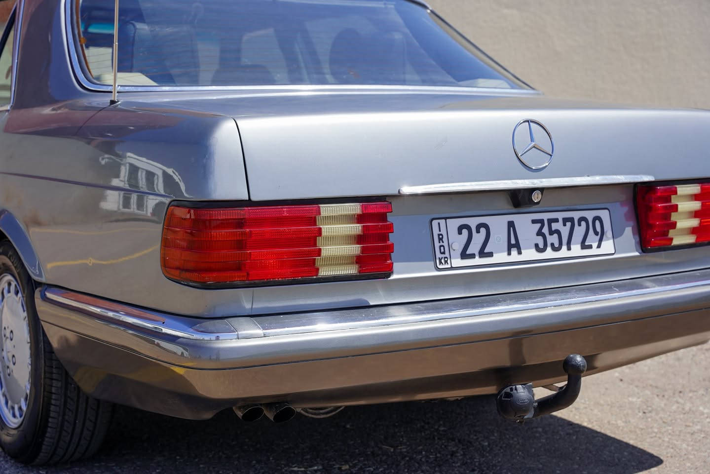 فوووول مواصفات / full option
Mercedes-Benz W126 300SE V6
اللون _ سلفر. 1988 . 
رقم اربیل أصلي قديم . اربیل  .
1_ كروز سرعة . مثبت سرعة .
2_ دبل هورن . دبل فيت بمب .
3_ أريل كهربائي ويا السويج .
4_  سلايت طكتين . 
5_ كشنات رصاصي جلد  .
 6_ دركة ستيرن ايرباك وكهرباء .
7_ جام 4 كهربائي .
8_ غرفة جلد لون رصاصي. 
9_ منظومة بانزين جديد .
10_ تخم تايرات جديد .
11_ باتري 100A جديد .
12_ صبغ جمالية .
13_ مكان السيارة اربيل.
ملاحظة / كير محرك مكفول . 
***********
السعر / 170$
