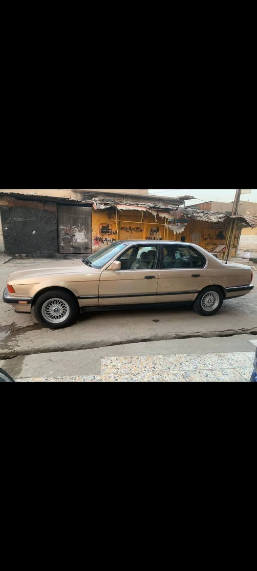 بي ام 735 كامل  موصفات تبريد  . توماتيك . 4 جامات كهربائي . تنته. موديل 1991 سنويه لغايه 29 . كابون بنزين . صبغ عام جماليه .السعر 42$ الاتصال ***********
