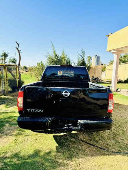 السلام عليكم للبيع فقط نيسان تيتان موديل 2008 محرك 8 سلندر حبل حبل بدون كص گير ومحرك شرط تخم تاير جديد صدر جديد تبريد تدفئه كهربائيات شغاله لايت زنون مسجل شاشه السياره خانه وربع بانزين مو گاز 
مكان السياره قضاء العلم قريه سمره 
السعر 45 $ورقه وبيها مجال قليل 
***********
