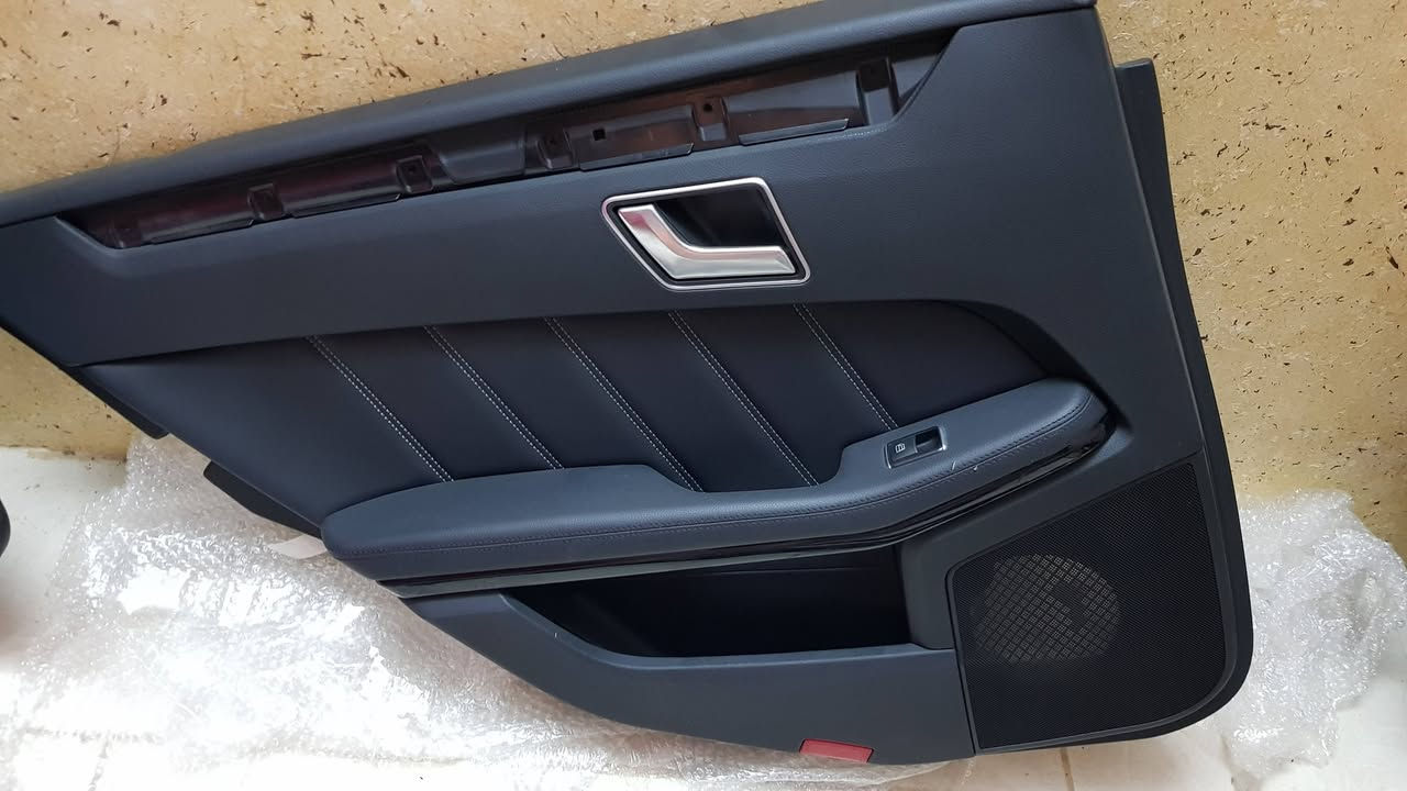 للبيع شلع بسعر مناسب الي يفيدنه او يحب يستفاد بيهن يتفضل يتصل على الرقم ***********
دفيوزر دعامية خلفيه كامل وبطاين ابواب وويل كب اصلي عدد ٢ وشباك امامي مرسيدس w212 من موديل ١٤ الى ١٦  نظافة ١٠٠% والكل اصلي وكاله تحياتي.
