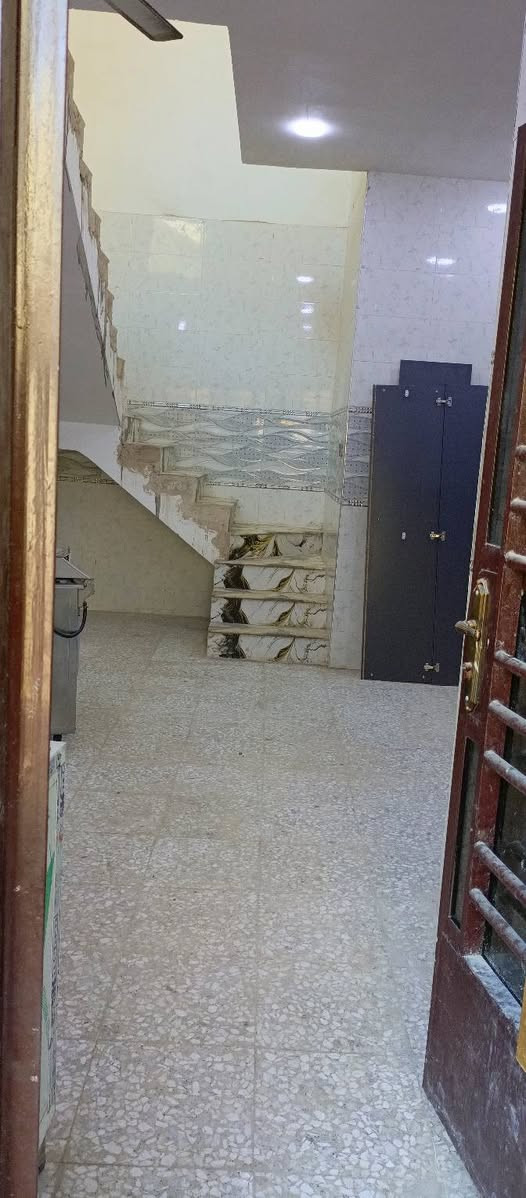 بيت للايجار مساحة 100متر 
بناء جديد طابق واحد
استقبال وصالة ومطبخ و غرفة وخدمات 
موقعة رئاسة العبيدي مقابل كاع ابو رشاد 
للاتصال ***********
