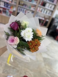 يتوفر لدينا جميع انواع باقات الورد الطبيعيه والصناعيه وتغليف الهدايا ل...